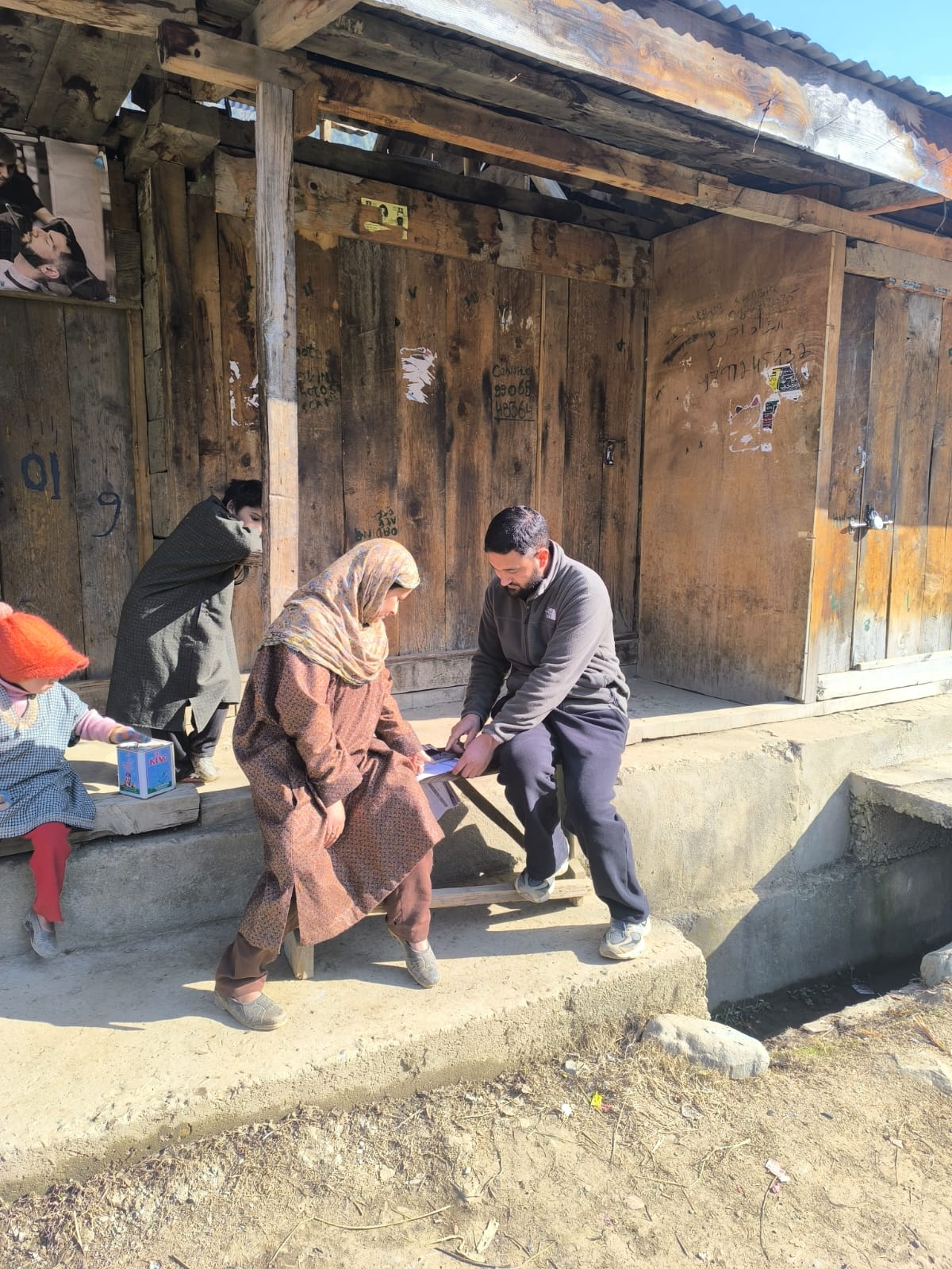 Volunteers visiting families